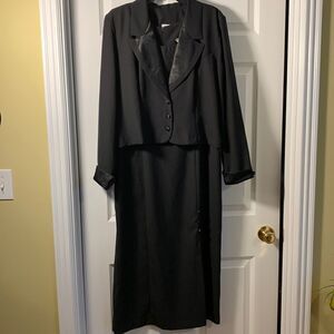 Leslie Belle size 16 petite two-piece suit black with sateen collar & buttons